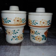 Fajans Koło Kubki z porzykrywkami.