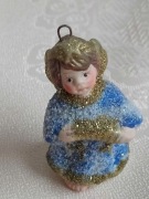 Figurka - aniołek grający na harmonii - wysokość 5,5 cm