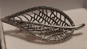 Srebrna broszka liść ażurowy z kamieniami – srebro Ag 925 waga aż 6,2 g