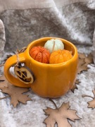 Piękna świeca świeczka w dyniowym kubeczku z przywieszką