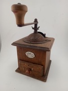 Stary młynek drewniany do renowacji 