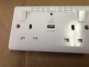 Podwójne gniazdko z wyłącznikami i usb