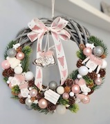 Różowy wianek świąteczny Boże Narodzenie rękodzieło pudrowy róż sanki łyżwy