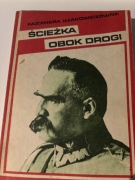 ścieżka obok drogi 