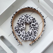 Zestaw opaska+ gumka do włosów wzór lamparci print vintage biało-czarna