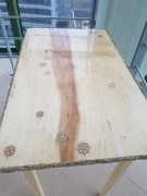 stolik kawowy, trybiki w żywicy