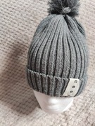 Szara czapka z pomponem prążkowana dzianinowa 