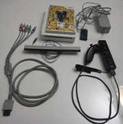 Konsola Wii, w komplecie z pilotem, kablami, grą, itd. (Reszta w Opisie)