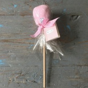 Skarpetki dziecięce zwinięte jak lizak na patyku