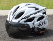 Kask na rower z zintegrowanymi okularami.  