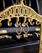 Złote kolczyki pszczółki na komunię 375