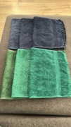 Ręczniki mają wymiary 30 cm na 50 cm i są w dobrym stanie