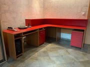 Zestaw biurek wraz z kontenerami na kółkach i nadstawką.