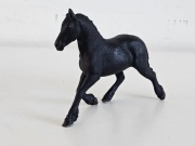 Schleich figurka Koń Fryzyjski Ogier