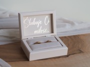 Eleganckie i minimalistyczne pudełko na obrączki z poduszką velvet beż 