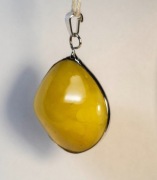 wisiorek z bursztynem 