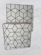 PODUSZKA NA KRZESŁO BIAŁA GEOMETRYCZNY WZÓR - ZESTAW 2 SZT.