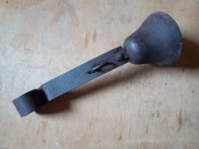 Stary dzwonek sklepowy na sprężynie.