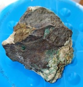 Skała ultramaficzna chyba malachit chalkopiryt coś złotego 951g