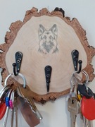 Owczarek niemiecki  Wieszak na klucze.