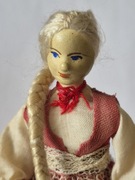 Stara figurka, lalka w stroju ludowym, wyrób regionalny z czasów PRL 