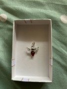 Zawieszka mucha srebro próby 925 z bursztynem 