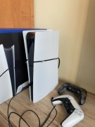 PlayStation 5 Slim Digital Edition 1 TB SSD, dwa pady, używana, idealna
