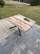 Unikatowy Stolik Kawowy Loft – Drewno i Żywica Epoksydowa (River Table)