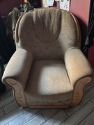 Wygodny fotel tapicerowany z drewnianymi elementami – klasyczny styl