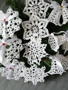 Białe szydelkowe zawieszki śnieżynki, świeczki, podwójne dzwoneczki. Ozdoby