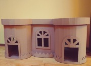 Domek z kartonu dla dwóch lub więcej kotków