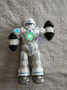 Duży robot atleta ćwiczący chodzący świecący robi pompki chodzi