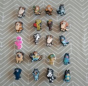 Extra duży zestaw nowych 20 przypinek do Crocs, Jibbitz, Blue Bluey  