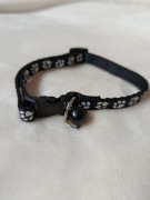 Czarna Obroża dla Kota z Dzwoneczkiem – Wzór w Łapki