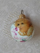 Mała bombka pięknie zdobiona 