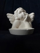Gipsowa, biała figurka aniołka, stojąca