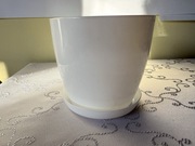 Biała Doniczka z Podstawką Okrągła Osłonka Plastikowa Błyszcząca Nowoczesna