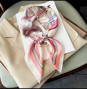 Apaszka chusta damska z motywami wymiary 70 x 70 cm