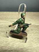 Żołnierzyk PRL. Klęczący Żołnierz z karabinem i granatem. 