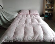 Zestaw puchowy kołdra + 2 poduszki.