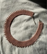 Krywulka, sylianka. Różowy naszyjnik z koralików