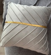 Elegancka jasnoszara poszewka welurowa 50x50 złoty detal glamour NOWA