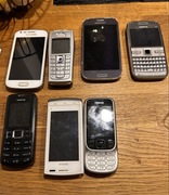 Stare telefony wraz z ładowarkami i bateriami