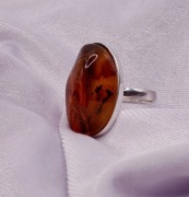 Srebrny pierścionek z bursztynem