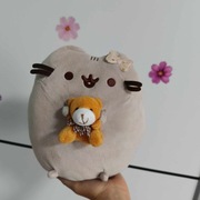 Pusheen z misiem i kokardką maskotka kotek