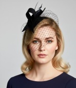 Czarny Elegancki Fascynator Pogrzebowy z Woalką – Klasyka w Stylu Retro 