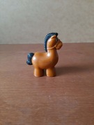 Figurka plastikowa - brązowy konik / koń z czarną grzywą