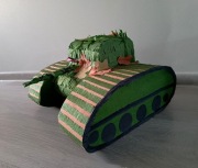 Piniata czołg wojskowa urodzinowa