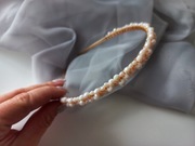 Elegancka opaska do włosów z koralikami