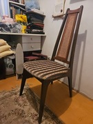 4 drewniane krzesła z wysokim ratanowym oparciem